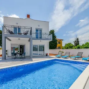 villa-natali-for-6-persons-with-private-pool-2-km-from-beach.pula-hotels.org/